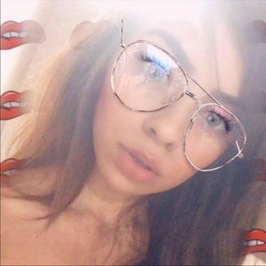 Meet your Posher, Cassandra